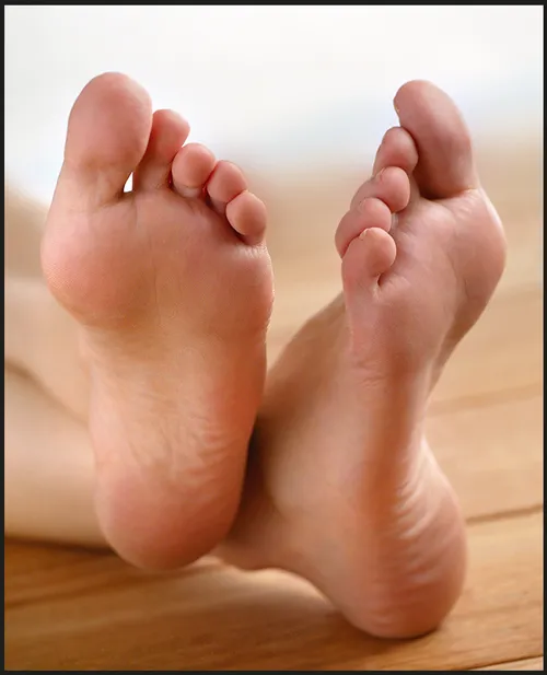 Crème hydratante pour les pieds secs, abîmés, avec des callosités